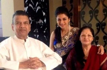 Bhagyashree with her parents 1