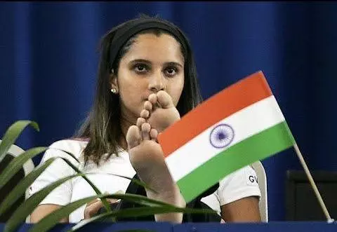 सानिया मिर्जा भारतीय झंडे के साथ 