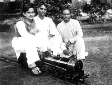 विक्रम साराभाई की बचपन की तस्वीर उनके द्वारा बनाए गए इंजन के साथ