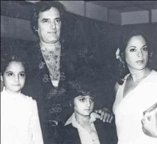 Feroz Khan with Family compressed