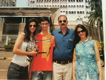 Disha Patnis sister brother and her parents