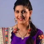 सपना चौधरी का जीवन परिचय। Sapna Choudhary Biography in hindi सपना चौधरी हरियाणवी स्टेज शो के दौरान पारंपरिक पोशाक में प्रस्तुति देते हुए