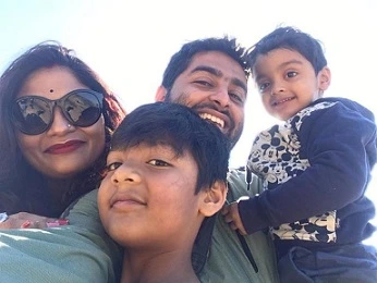 Arijit with his two sons and his wife 768x576 1