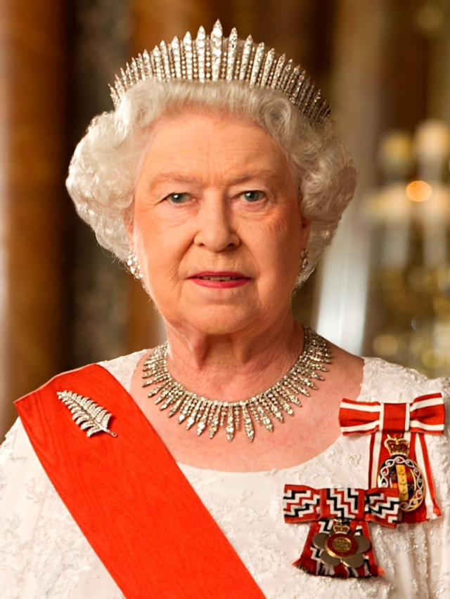 महारानी एलिजाबेथ द्वितीय ब्रिटेन के अलावा और किन देशों की रानी हैं?