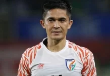 सुनील छेत्री का जीवन परिचय। Sunil Chhetri Biography in Hindi सुनील छेत्री एक भारतीय पेशेवर फुटबॉलर हैं जो स्ट्राइकर के रूप में खेलते हैं और भारत की राष्ट्रीय फुटबॉल टीम और इंडियन सुपर लीग की ओर से बेंगलुरु के कप्तान हैं। उन्हें कैप्टन फैंटास्टिक के नाम से भी जाना जाता है। उनकी कप्तानी में भारत ने फुटबॉल में कई खिताब जीते। सुनील छेत्री का जीवन परिचय। Sunil Chhetri Biography in Hindi सुनील छेत्री का जीवन परिचय सुनील छेत्री का जीवन परिचय Table of Contents सुनील छेत्री का जीवन परिचय सुनील छेत्री का जन्म एवं प्रारंभिक जीवन – सुनील छेत्री की शिक्षा – सुनील छेत्री का परिवार – सुनील छेत्री की शादी ,पत्नी – सुनील छेत्री का फुटबॉल करियर सुनील छेत्री के रिकॉर्ड्स – सुनील छेत्री के बारे में रोचक बातें – यह भी पढ़े :- अंतिम कुछ शब्द – नाम (Name ) सुनील छेत्री निक नेम (Nick Name ) भाई जन्म तारीख (Date of Birth) 3 अगस्त 1984 उम्र (Age ) 38 साल (साल 2022 ) स्कूल (School ) बहाई स्कूल, गंगटोक, सिक्किम कॉलेज (Collage ) आशुतोष कॉलेज, कोलकाता जन्म स्थान (Birth place) सिकंदराबाद, भारत राष्ट्रीयता (Nationality ) भारतीय गृह स्थान (Home Town ) सिकंदराबाद, भारत धर्म (Religion) हिन्दू धर्म जातीयता(Ethnicity) भारतीय, नेपाली राशि (Zodiac sign) सिंह राशि लंबाई (Height) 5 फीट 7 इंच वजन (Weight ) 62 किलो आंखो का रंग (Eye Color) गहरे भूरे रंग बालों का रंग (Hair Colour) काला पेशा (Profession) भारतीय पेशेवर फुटबॉलर कोच (Coach/Mentor ) सुब्रतो भट्टाचार्य जर्सी संख्या (Jersey Number) #11 अंतर्राष्ट्रीय डेब्यू (International Debut) 2002 मोहन बागान के लिए वैवाहिक स्थिति (Marital Status) वैवाहिक शादी की तारीख (Marriage Date ) 04 दिसंबर 2017 सुनील छेत्री का जन्म एवं प्रारंभिक जीवन – सुनील छेत्री का जन्म 3 अगस्त 1984 को सिकंदराबाद, भारत में केबी छेत्री (पिता) और सुशीला छेत्री (माँ) के यहाँ हुआ था। सुनील के पिता भारतीय सेना के ईएमई कोर से एक सेवानिवृत्त अधिकारी हैं, जबकि उनकी मां अपनी जुड़वां बहन के साथ नेपाल महिला राष्ट्रीय टीम के लिए खेलती हैं। सुनील छेत्री की शिक्षा – उन्होंने अपनी स्कूली शिक्षा बहाई स्कूल, सिक्किम से की और आशुतोष कॉलेज, कोलकाता से स्नातक किया। सुनील छेत्री की एक बहन बंदना छेत्री है। अपने शुरुआती वर्षों के दौरान, सुनील का परिवार आर्थिक संकट से गुजर रहा था और उनके पास अपने लक्ष्यों को पूरा करने के लिए पर्याप्त पैसा नहीं था। सुनील छेत्री का परिवार – पिता का नाम (Father’s Name) केबी छेत्री माता का नाम(Mother’s Name) सुशीला छेत्री बहन का नाम (Sister’s Name) बंदना छेत्री पत्नी का नाम (Wife’s Name ) सोनम भट्टाचार्य सुनील छेत्री की शादी ,पत्नी – 4 दिसंबर 2017 को, छेत्री ने अपनी लॉन्ग टाइम गर्लफ्रेंड सोनम भट्टाचार्य से शादी की, जो पूर्व भारतीय अंतरराष्ट्रीय और मोहन बागान के खिलाड़ी सुब्रत भट्टाचार्य की बेटी हैं। सुनील छेत्री का जीवन परिचय। Sunil Chhetri Biography in Hindi सुनील छेत्री एवं सोनम भट्टाचार्य सुनील छेत्री का फुटबॉल करियर सुनील छेत्री ने नई दिल्ली के सिटी एफसी के साथ खेलने के बाद नेशनल फुटबॉल लीग के मोहन बागान एथलेटिक क्लब के साथ अपने फुटबॉल करियर की शुरुआत की। साल 2002-03 में अपने पहले के दौरान, उन्होंने चार गोल किए और क्लब तालिका में 7वें स्थान पर रहे । साल 2003-04 सीज़न में, छेत्री केवल दो गोल करने में सफल रहे और क्लब तालिका में 9वें स्थान पररहे । मोहन बागान के साथ अपने आखिरी सीज़न में, उन्होंने दो गोल किए और क्लब तालिका में 8वें स्थान पर रहे । 2005 में, छेत्री ने मोहन बागान को छोड़ दिया और जगतिट कॉटन एंड टेक्सटाइल फुटबॉल क्लब (जेसीटी एफसी) में शामिल हो गए और 2005-06 सीज़न में खेले, जहाँ उन्होंने 3 गोल किए और क्लब छठे स्थान पररहे । 2006-07 सीज़न में, छेत्री ने 11 गोल किए और उनका क्लब दूसरे स्थान पर रहा। आई-लीग या हीरो आई-लीग में अपने पहले सीज़न के दौरान, छेत्री ने 7 गोल किए और जेसीटी तीसरे स्थान पररहे । आई-लीग के अगले सीज़न में, छेत्री ने ईस्ट बंगाल के लिए साइन किया और टीम ने चिराग यूनाइटेड के खिलाफ 3-1 से मैच जीत लिया। 24 मार्च 2010 को, छेत्री ने मेजर लीग सॉकर (एमएलएस) के कैनसस सिटी विजार्ड्स पर हस्ताक्षर किए, एमएलएस में खेलने वाले पहले भारतीय और एशिया के बाहर खेलने वाले तीसरे भारतीय बने। 14 अप्रैल, 2010 को, छेत्री ने कोलोराडो रैपिड्स के खिलाफ लैमर हंट यूएस ओपन कप क्वालिफिकेशन प्ले-इन गेम में अपनी शुरुआत की, जिसमें उन्होंने शुरुआत बढ़िया की, लेकिन येलो कार्ड के साथ बाहर हो गए। सिटी 1-2 से मैच हार गई। 23 जुलाई, 2020 को यह घोषणा की गई कि वह मैनचेस्टर यूनाइटेड के खिलाफ खेलेंगे, जिससे विवाद छिड़ गया क्योंकि छेत्री ने कोई लीग मैच नहीं खेला था। 25 जुलाई, 2020 को छेत्री ने टील बनबरी के विकल्प के रूप में मैनचेस्टर यूनाइटेड के खिलाफ खेला और कैनसस सिटी टीम ने 2-1 से मैच जीत लिया। 25 जुलाई 2010 को, यह घोषणा की गई कि छेत्री 2011 एएफसी एशियाई कप के अंत तक भारतीय राष्ट्रीय टीम के लिए प्रतिस्पर्धा करेंगे। 10 फरवरी, 2011 को सुनील छेत्री को 2010-11 सीज़न के लिए चिराग यूनाइटेड द्वारा साइन किया गया था। 3 अप्रैल, 2011 को, छेत्री ने चिराग युनाइटेड के लिए अपने पूर्व क्लब डेम्पो के खिलाफ अपना पहला गोल किया, लेकिन डेम्पो ने 4-2 से मैच जीत लिया। जुलाई 2011 को, मोहन बागान ने घोषणा की कि छेत्री ने क्लब के साथ एक साल का करार किया है। 4 जुलाई 2012 को, छेत्री ने स्पोर्टिंग लिस्बन के साथ दो साल के अनुबंध पर हस्ताक्षर किए और वे रिजर्व टीम के सदस्य के रूप में खेलेंगे। उन्होंने 85वें मिनट में एससी फ्रायमुंडे के खिलाफ सेगुंडा लिगा के साथ डेब्यू किया और स्पोर्टिंग सीपी बी ने 2-0 से मैच जीत लिया। सुनील छेत्री के रिकॉर्ड्स – छेत्री ने संतोष ट्रॉफी में जेसीटी (जगतजीत कॉटन एंड टेक्सटाइल फुटबॉल क्लब) के लिए हस्ताक्षर किए, छेत्री ने उड़ीसा और रेलवे दोनों के खिलाफ समूह चरणों में दिल्ली के लिए दो हैट्रिक बनाई। छेत्री ने 2006-07 सीज़न के दौरान जेसीटी के लिए 11 गोल किए और क्लब डेम्पो के बाद दूसरे स्थान पर रहा। हीरो आई-लीग 2007 के पहले सीज़न में, छेत्री ने सात गोल किए और जेसीटी ने सीज़न को तीसरे स्थान पर समाप्त किया। दिसंबर 2007 में, छेत्री ने अपने क्लब और देश के लिए उत्कृष्ट प्रदर्शन के लिए 2007 का एआईएफएफ प्लेयर ऑफ द ईयर पुरस्कार जीता। बाद में भी उन्हें 2011, 2013 और 2014 में एआईएफएफ प्लेयर ऑफ द ईयर का पुरस्कार दिया गया। 2009 में, उन्होंने एफपीएआई इंडियन प्लेयर ऑफ द ईयर का पुरस्कार जीता। 2011 में, उन्हें 13 गोल करने के लिए SAFF चैम्पियनशिप में ‘द प्लेयर ऑफ़ द टूर्नामेंट’ नामित किया गया था। 2013-14 सीज़न में, छेत्री ने सीज़न में 23 मैचों में 14 गोल और 7 असिस्ट किए, छेत्री ने बेंगलुरू एफ़सी को अपने डेब्यू सीज़न में पहली बार आई-लीग खिताब दिलाया। छेत्री भारतीय फुटबॉल टीम के लिए 93 मैचों में 53 गोल करने वाले शीर्ष गोल स्कोरर रहे हैं। सुनील छेत्री के बारे में रोचक बातें – 2008 में, छेत्री यूरोप में खेलने वाले थे; वह फुटबॉल लीग वन के लीड्स यूनाइटेड और पुर्तगाल के दूसरे डिवीजन लीगा डी होनरा के एस्टोरिल प्रिया जैसे यूरोपीय फुटबॉल क्लबों पर हस्ताक्षर करने के बहुत करीब थे। 25 जनवरी 2009 को, छेत्री को कोवेंट्री, इंग्लैंड में फुटबॉल लीग चैम्पियनशिप के कोवेंट्री सिटी में एक परीक्षण शुरू करने के लिए बुलाया गया था, लेकिन चार दिन बाद कोवेंट्री सिटी मैनेजर क्रिस कोलमैन ने कहा कि वे छेत्री में अपना इंट्रेस्ट नहीं दिखाएंगे । 30 अगस्त 2009 को, हिंदुस्तान टाइम्स ने घोषणा की कि छेत्री ने इंग्लिश फुटबॉल लीग चैम्पियनशिप पक्ष क्वींस पार्क रेंजर्स के साथ तीन साल के अनुबंध पर हस्ताक्षर किए थे, लेकिन ब्रिटिश सरकार ने उन्हें वर्क परमिट से वंचित कर दिया था। यह भी पढ़े :- शिखर धवन का जीवन परिचय। ऋषभ पंत का जीवन परिचय शुभमन गिल जीवन परिचय । अंतिम कुछ शब्द – दोस्तों तो आशा करता हूँ आपको ” सुनील छेत्री का जीवन परिचय। Sunil Chhetri Biography in Hindi ”वाला Blog पसंद आया होगा अगर आपको मेरा ये Blog पसंद आया हो तो अपने दोस्तों और अपने सोशल मीडिया अकाउंट पर शेर करे लोगो को भी इसकी जानकारी दे. अगर आपकी कोई प्रतिकिर्याएँ हे तो हमे जरूर बताये Contact Us में जाकर आप मुझे ईमेल कर सकते है या मुझे सोशल मीडिया पर फॉलो कर सकते है जल्दी ही आप एक नए ब्लॉग के साथ मुलाकात होगी तब तक के मेरे ब्लॉग पर बने रहने के लिए ”धन्यवाद